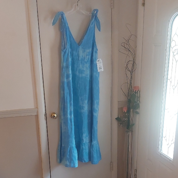 Time and Tru Dresses & Skirts - Time And Tru Blue Tie Dye Ruffle Tie Shoulder Midi Dress Sz L